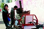 情侣为付首付街头卖红薯