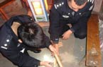老人身绑"炸弹"讨赡养费