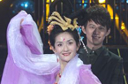 谢娜手捧玩具白兔扮嫦娥