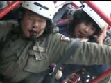 飞翔动力伞失控男女悬空
