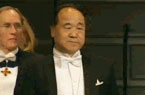 莫言着燕尾服领诺奖
