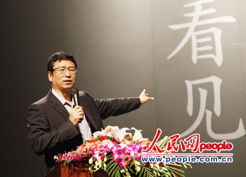 柴静讲述十年央视历程的自传性作品《看见》,12月15日在北京举行首发式。图为白岩松。 摄影 商华鸽