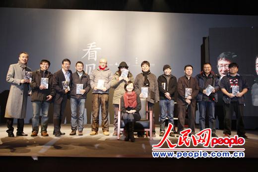 柴静新书《看见》首发式上,邱启明、张杰、白岩松、全勇先、牟森、周云蓬、杨葵、王晓,张立宪、陈晓卿、罗永浩(后排从左到右)到场助阵。 摄影 商华鸽
