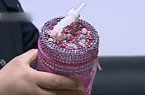 女子迷恋制作吸毒工具