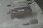小轎車軋兩人繼續前行