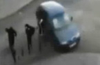 兩車相撞路人奇跡躲過