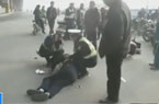 疯摩托连闯三关撞飞交警