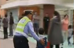 家长尊称交警"抱抱哥"