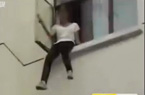女孩在起哄声中跳楼