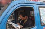 民工等活无聊路边绣花