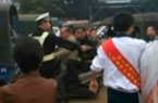 交警治堵车拔枪逼退路人
