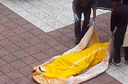 男性腐尸身穿丝袜高跟鞋