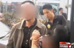 男子街头劫持亲妈