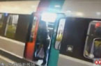阻挡地铁关门被乘客踹飞