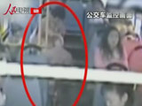孕妇公交车上突然产子