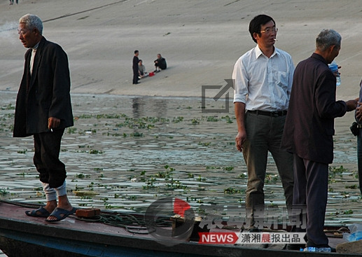 2009年10月24日17:08:28,王守海等人因3.6万元还没到手,就在船上抽烟喝水(这些都是江岸上送上的),停止打捞第三具遗体。