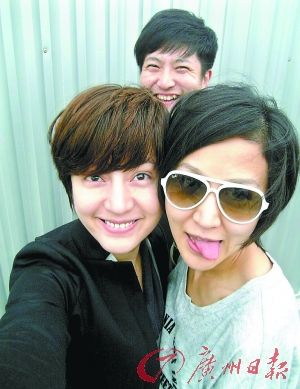 鲍蕾(右)、鲍莉姐妹的搞怪照,郭京飞在后面傻笑。