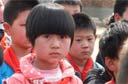 农民工为留守儿童高歌