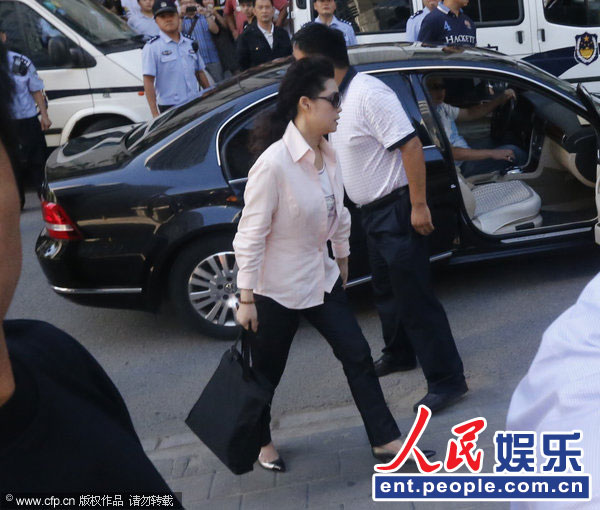 李某某案第二日:梦鸽黑超遮面行色匆匆 记者围攻