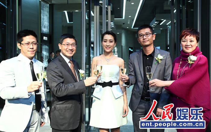 马苏赶场捞金人气火爆 白色短裙尽显优美曲线