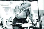 古稀老人蹬车助学