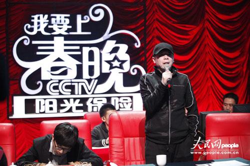 冯小刚亮相央视《我要上春晚》人气王评选录制现场。