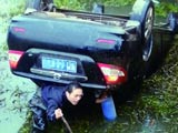 民警举氧气瓶救轿车