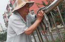 义务扫桥老人意外坠亡