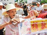 老人饿肚省钱捐款50万