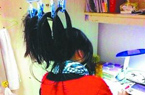 女学霸"吊发苦读"照走红