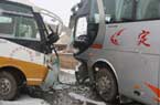 甘肃雪天两客车相撞