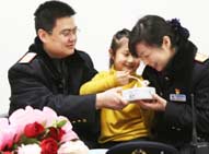 “宅站夫妻”共度情人节