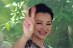 董卿素颜摆剪刀手卖萌