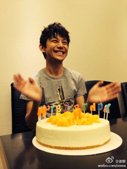 何炅感叹跨进四十岁很踏实 谢娜策划惊喜生日聚会