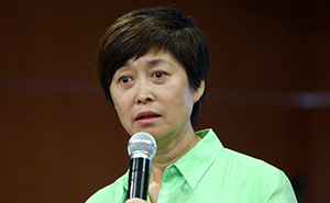 央视著名主持人、北京大学电视研究中心特聘研究员 敬一丹   &nbsp敬一丹连续六届出席“地球·公民·传媒”论坛，此次她从新闻从业者的角度审视反思了媒体在环保传播中的责任。她讲述了自己担当“自然之友”志愿者的缘由，进而质疑媒体在重大环保事件发生时偶尔“集体失语”的现象，并就环保事件报道中“事前、事中、事后”的应对措施提出反思与建议。    她说，“每个环境日对于记者来说都是检讨日、自省日，今年的主题是向污染宣战，我们媒体工作者还需要付出更大的努力才是真正的宣战姿态。”
