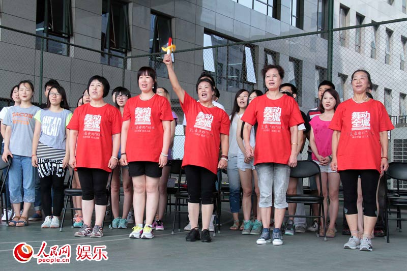 《舞动全城》关注白领健康 大妈跳进办公室