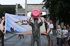 人民网记者挑战冰桶