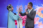 邱启明助阵水均益爱女