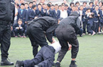 实拍校园防暴模拟演习