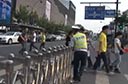 杭州铁闸严守人行道