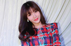 柳岩着碎格美裙代言