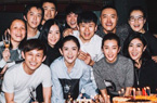 谢娜与众好友为张杰庆生