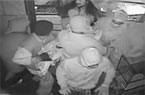 监控实拍百人抢劫杂货店