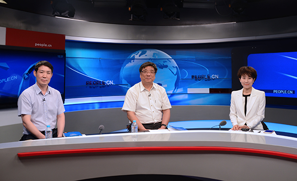 《中国新媒体发展报告(2017)》主编、中国社会科学院新闻与传播研究所所长唐绪军(中),《中国新媒体发展报告(2017)》副主编、中国社会科学院新闻与传播研究所新闻学研究室主任黄楚新(左)做客人民网