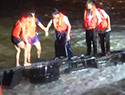 水淹路面掀翻貨車