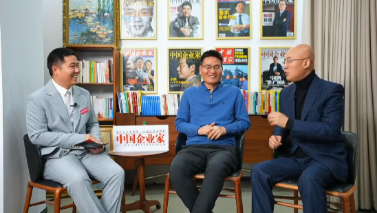活動直播畫面。圖左為《中國企業家》雜志社主持人郭靖、圖中為中央民族大學新聞與傳播學院教授、互聯網平台企業發展與治理研究中心主任郭全中、圖右為《中國企業家》雜志社副總編輯何伊凡