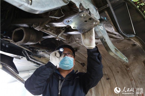 飛機發動機由上萬個部件組成,每個細微處都不能忽視。人民網 李芳森攝