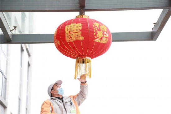 周敏的單位門口,已挂上大紅燈籠。人民網 李芳森攝