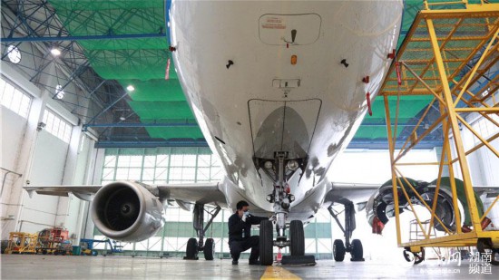 萬米高空,“飛機醫生”17年護航春運出行路。人民網 李芳森攝