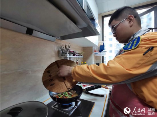 老家的“年貨”,讓周敏在廚房大顯身手。人民網 李芳森攝